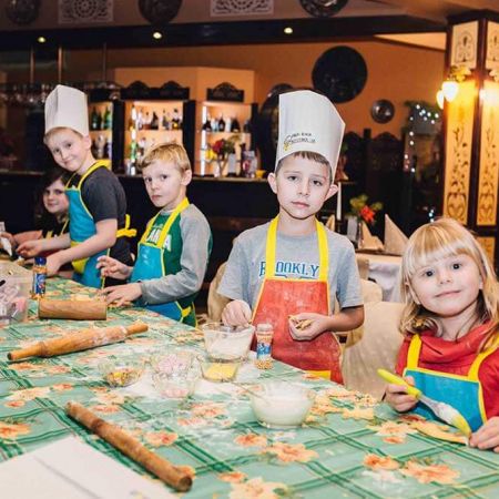 Dzieci na warsztatach kulinarnych w Hotelu Białowieski w Białowieży